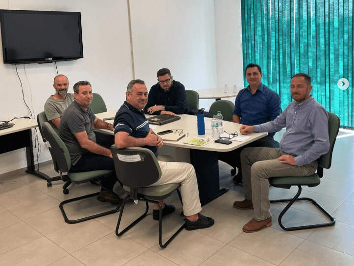 Six men are sitting around a table and developing the idea of HortoSapiens.