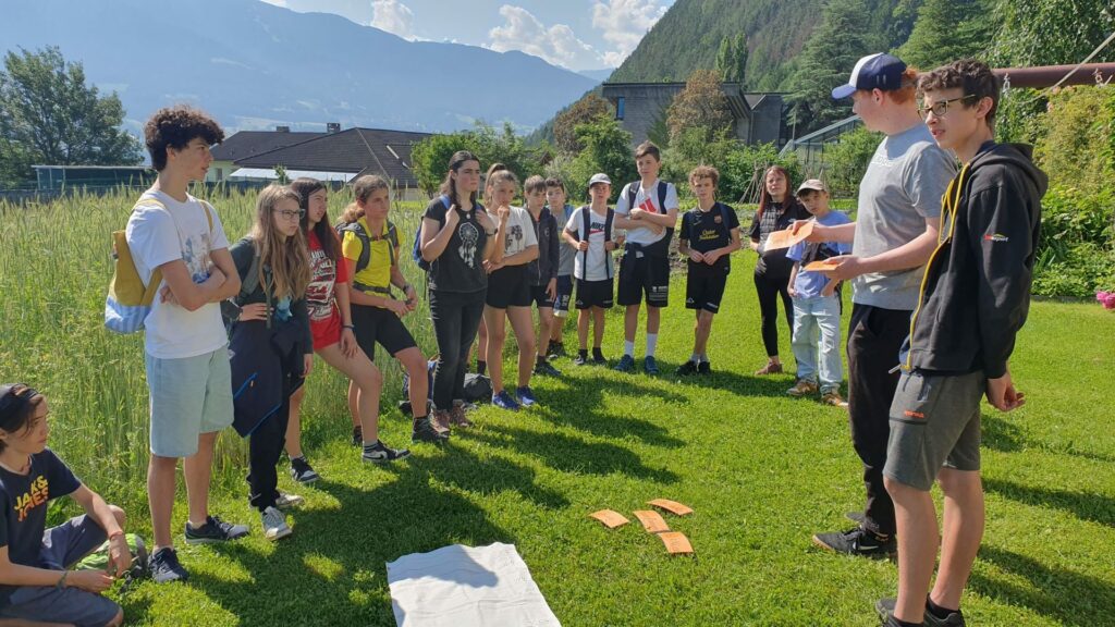 Zwei Schüler führen eine Weltackertour für eine Schulklasse durch. 