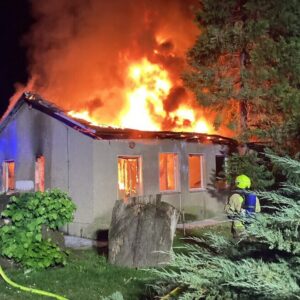 Die Ackerhütte in Berlin steht in Flammen.